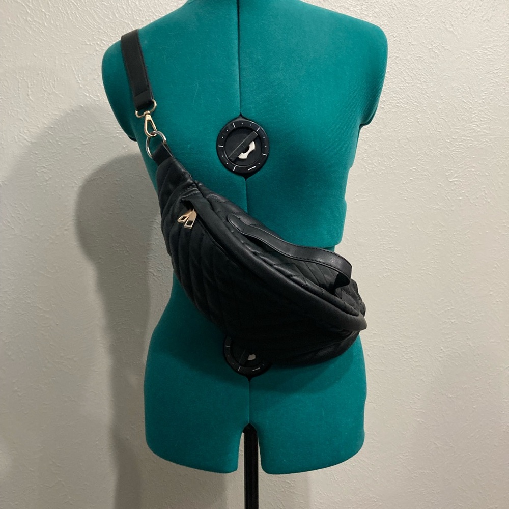 Black hip bag fanny pack